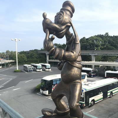 ディズニーリゾート　グーフィー ブロンズ像　ペデストリアン　ブロンズグーフィー ペデストリアンブロンズ グーフィー ブロンズ像 - メルカリ