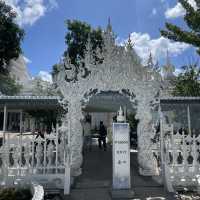 ไปเที่ยวรายต้องแวะชมความงามที่วัดร่องขุ่น