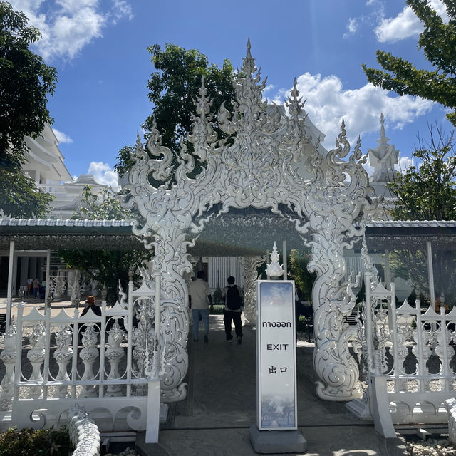 ไปเที่ยวรายต้องแวะชมความงามที่วัดร่องขุ่น