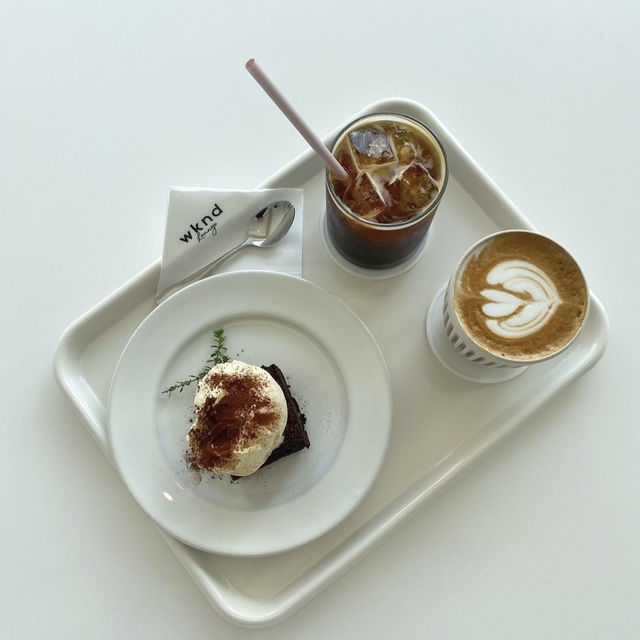 【韓国】外観も店内も真っ白で可愛くて日差しが差し込むカフェ🫶