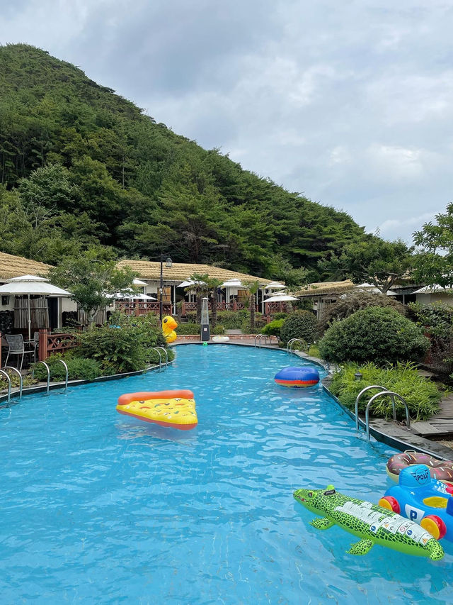 마치 동남아에 온듯한 이국적인 통영한산마리나호텔