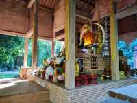 พามาวัดร่มรื่นริมน้ำตกในอำเภอเชียงแสน