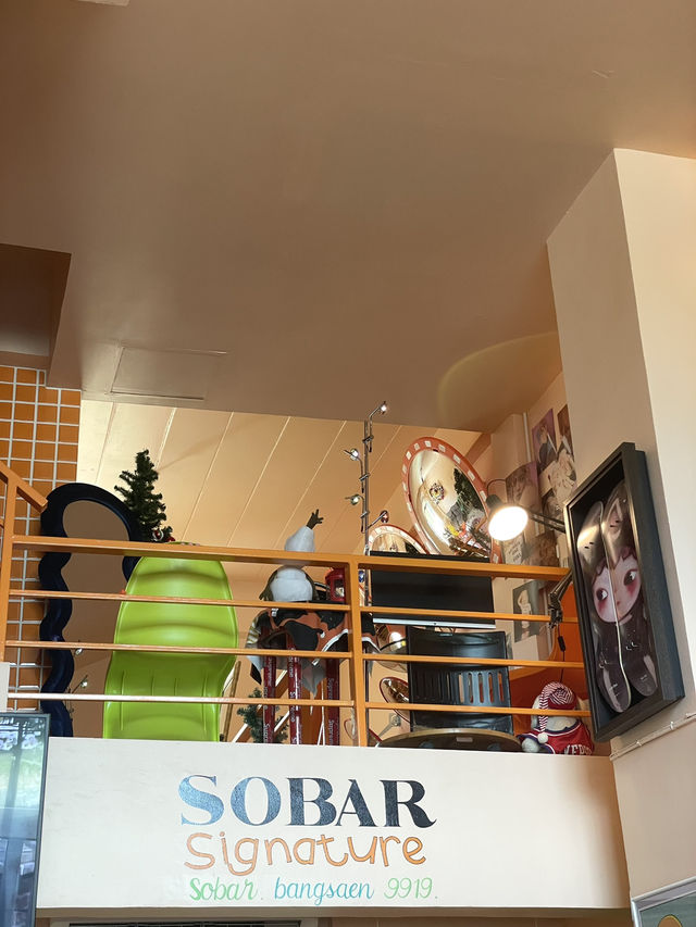 คาเฟ่บางแสน ตกแต่งด้วยArttoy เต็มร้าน 😍