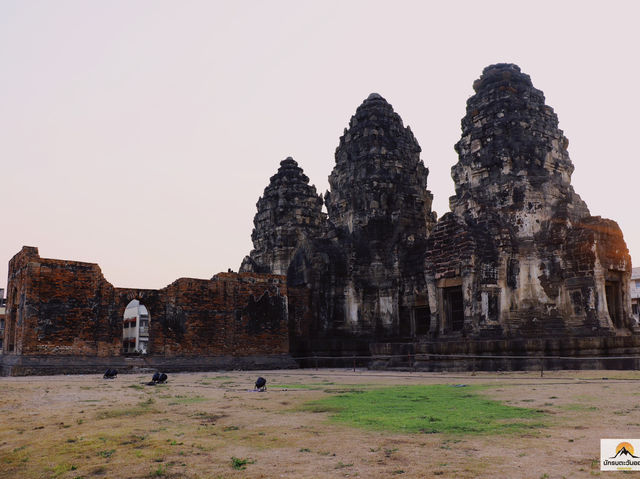 พระปรางค์สามยอด