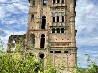 凱莉古堡（Kellie’s Castle）位於馬來西亞霹靂州怡保，是一座充滿神秘色彩的未完成城堡，擁有英國殖民時期的建築風格和各種靈異傳說。