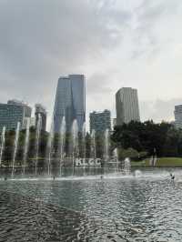 A STUNNUNG SYMPHONY FOUNTAIN LIGHT UP AT NIGHT IN KLCC PARK