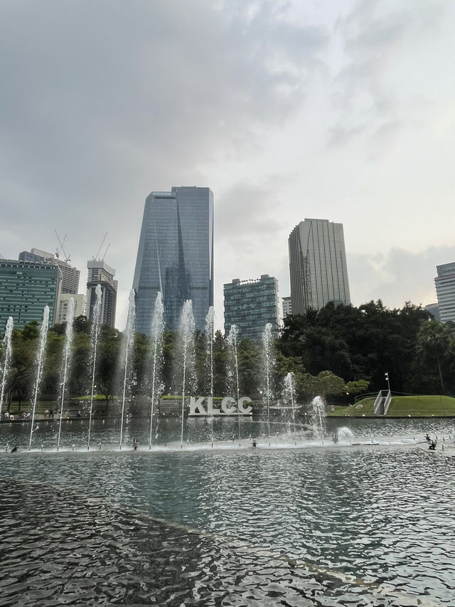 A STUNNUNG SYMPHONY FOUNTAIN LIGHT UP AT NIGHT IN KLCC PARK