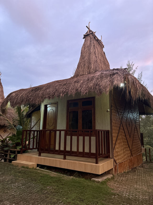 A Cozy Stay at Hotel Sinar, Tambolaka: Traditional Roofs, Modern Comforts 🌴🏡