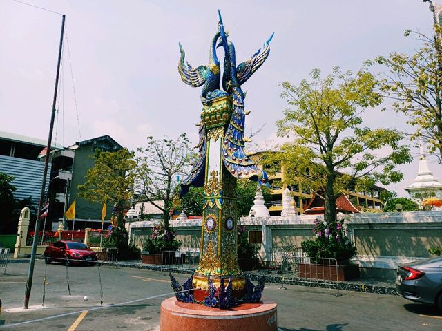 泰國曼谷市中心著名地標性寺廟景點：印卓威漢寺，十四世紀古跡寺廟，32米高金色雕像，適合打卡拍照📸冥想
