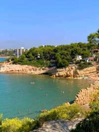 Cami de Ronda 是一條較長的健行步道，沿著這裡的海岸經過