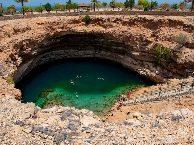 "Discover Oman: Where Desert Meets the Sea and Mountains Touch the Sky! 🇴🇲✨"