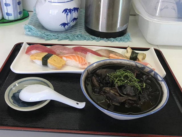 沖繩石川漁市婦人直賣店：新鮮海味的饗宴🐙🍣