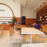 Sirene Café & Restaurant: A Charming Photo-Perfect Spot