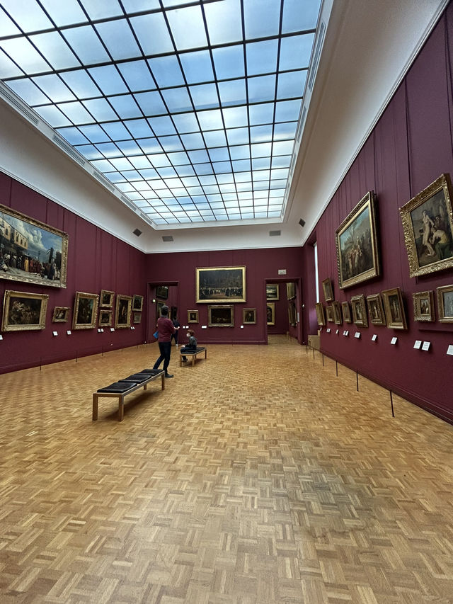 世界最大級の芸術の殿堂。パリ・ルーブル美術館
