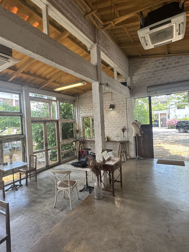 คาเฟ่ลับกลางสวนเขียว Slole Cafe & Garden โชคชัย4