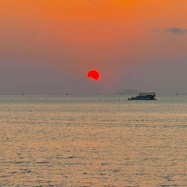 หาดบางเสร่ หาดสวยฟีลดี แสงเย็นโคตรฮีลใจ ☀️🌊