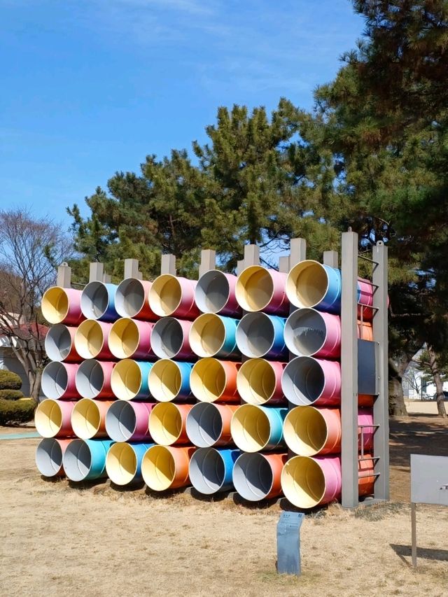 초록에 둘러싸여 걷는 예술 산책길