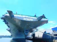 NYど真ん中に現れる航空母艦の正体は！？