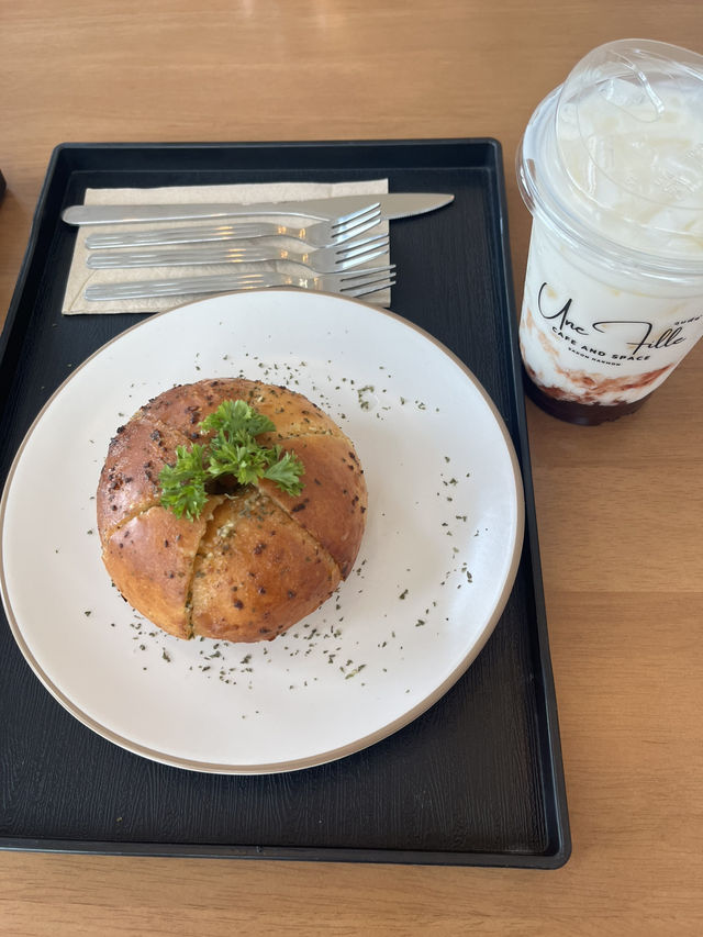 คาเฟ่ Une Fille Café And Space