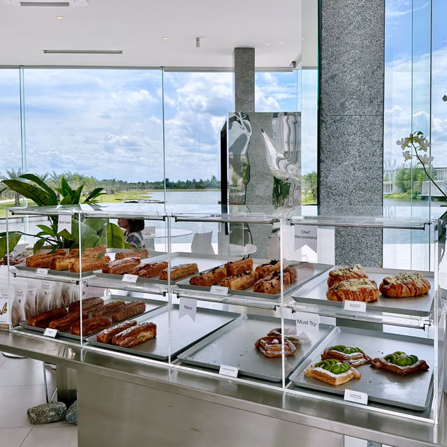 Moo Yoo Rose House คาเฟ่ริมทะเลสาบบางเลน