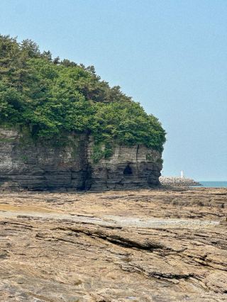 Chaeseokgang: A Coastal Cliff Revealed at Low Tide