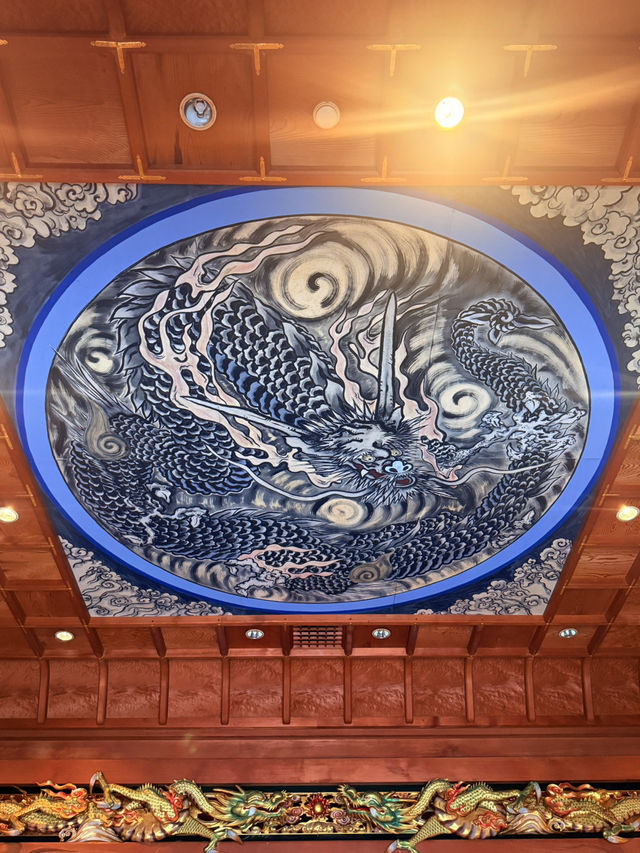沖繩｜迷你千本鳥居與多彩達摩 城市裡一方心靈寄託-西來院