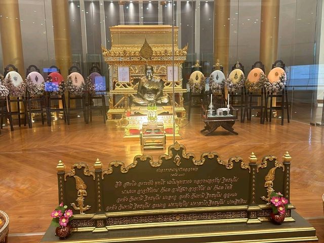 กราบสรีระหลวงพ่อวัดดัง สิงห์บุรี