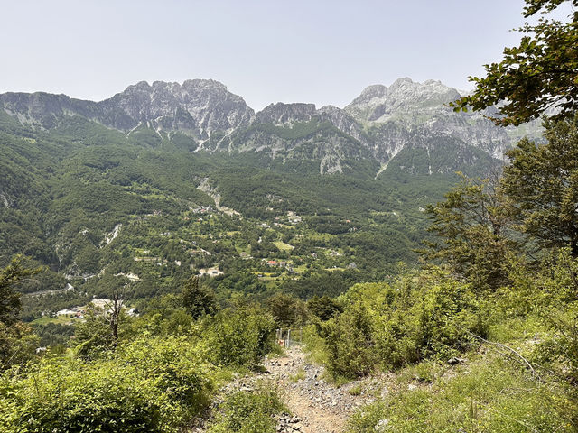 【Valbonë〜Theth ハイキング②｜16kmの絶景トレイルを歩く】 呪われた山を越え、アルバニアの秘境テス村へ