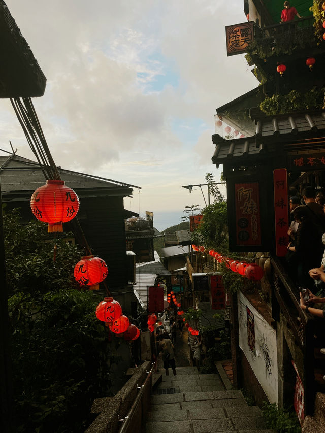 九份老街與附近海景：山城與海的悠閒漫步  
