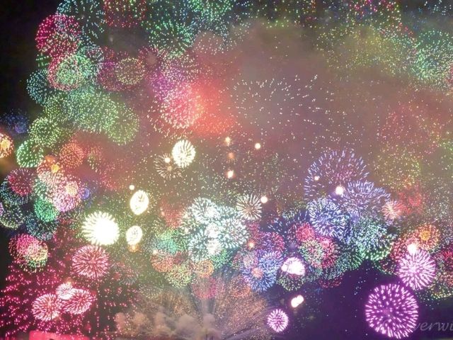 【三重県】夜空を飾る孔雀の舞「きほく燈籠祭」