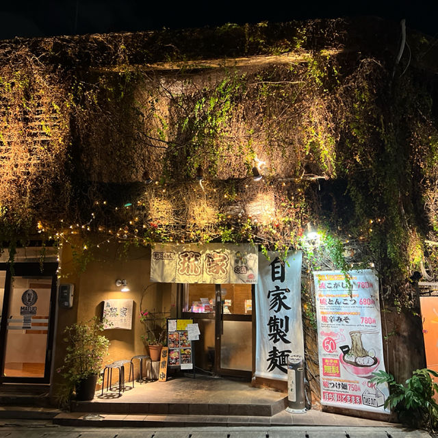 藏身國際通巷弄的黑蒜拉麵──沖繩「琉家本店」食記