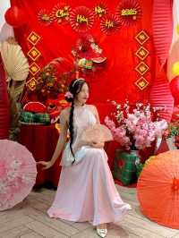 Quán cà phê trang trí Tết với khu vườn cùng hồ cá Koi siêu xinh ngay tại Tân Phú  