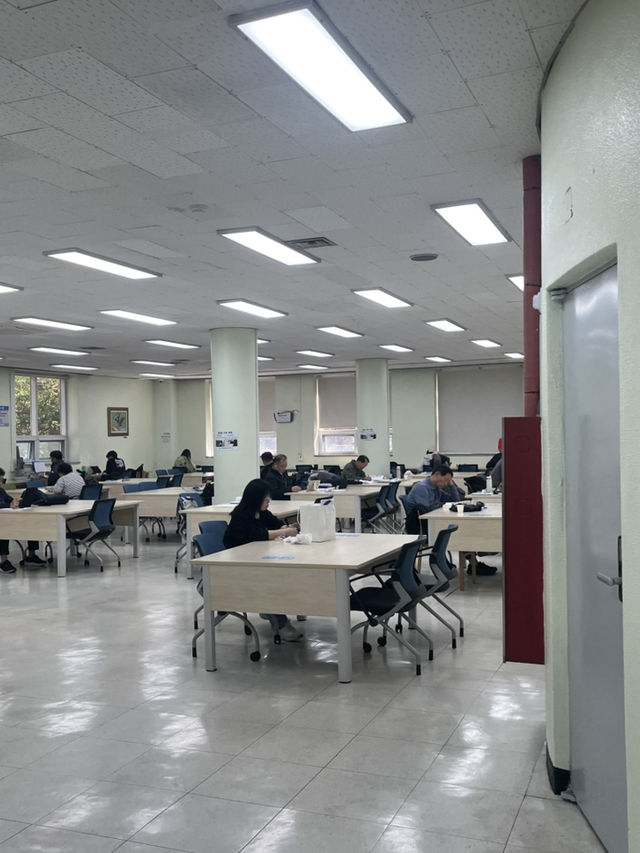 부산 오르막 끝에 있는 중앙도서관 