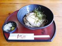 一間能品嚐到高尾山名物「蕎麥麵」與溪流魚料理的知名餐廳