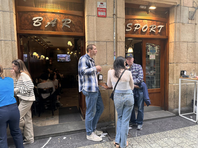 【Bar Sport｜旧市街の大定番・熱気あふれる実力派ピンチョスバー】