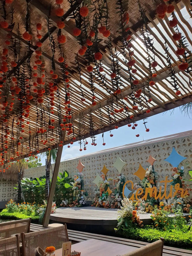 Gemitir Glow, Bali’s Bloom-Fueled Café Escape