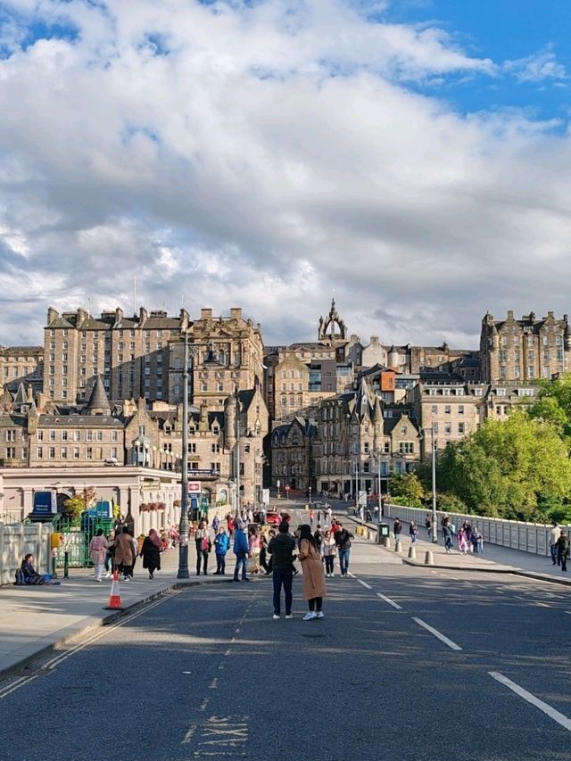 Waverley Bridge: Edinburgh's Iconic Gateway