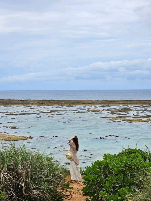 🌊自然が作る景色、「岩の窓」で撮る沖縄ブルーな一枚。