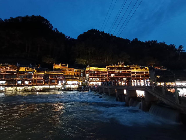 “ล่องเรือกลางคืน ชมเมืองเก่าพันปี” 