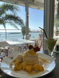 🌊 沖繩美國村 Seaside Cafe Hanon：芒果菠蘿鬆餅與海景的夢幻午後！🥞🌴