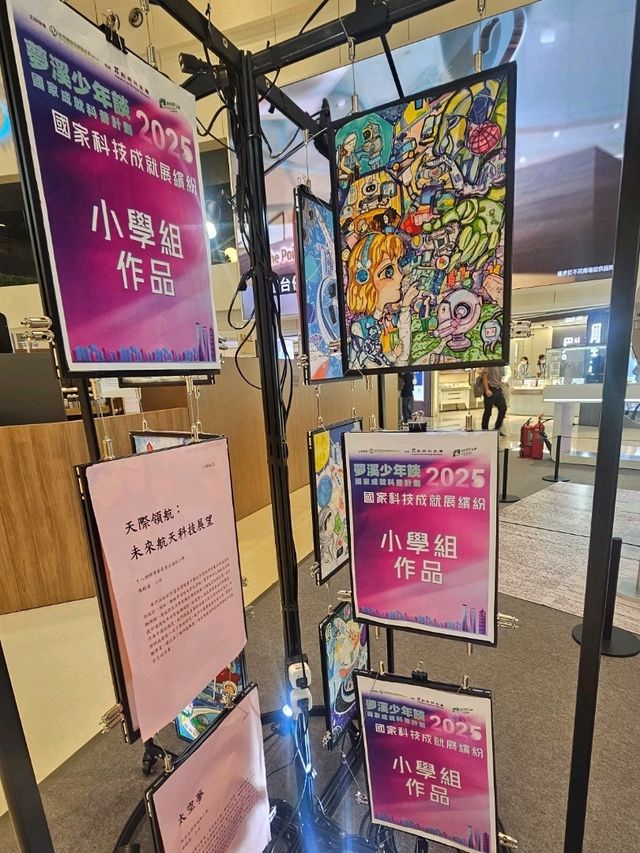 展板前探索創意世界，青少年創科實踐挑戰賽作品展
