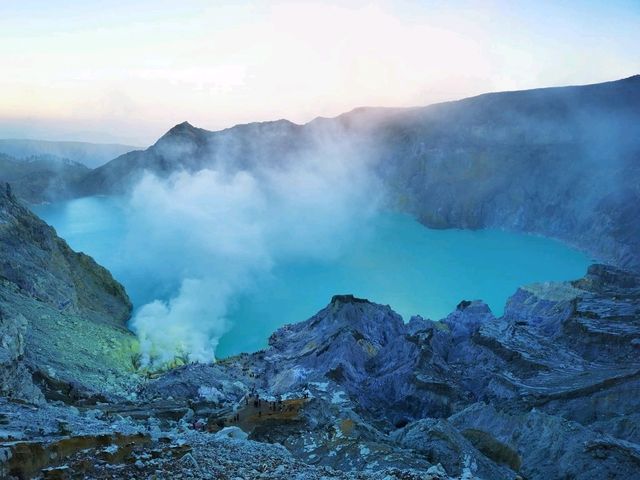 伊真火山──藍色火焰的奇幻世界