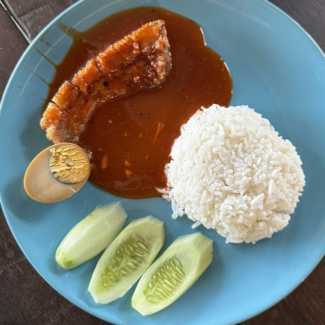 ฟินสองเมนู ข้าวขาหมู + หมูกรอบ หน้าหมู่บ้านถวาย