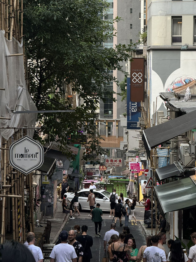ถนนคนเดินสุดอาร์ต “Hollywood Rd”