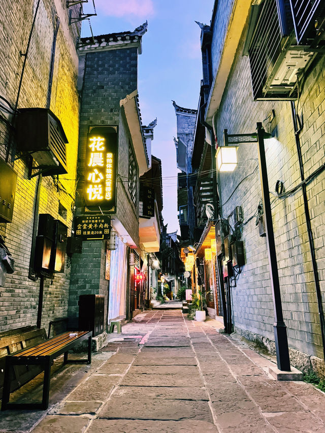 Chilling in Fenghuang Ancient Town🌸🌙