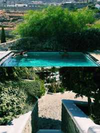 파도와 햇살이 어우러진 밀로스의 하루