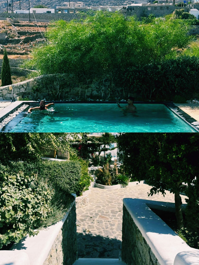 파도와 햇살이 어우러진 밀로스의 하루