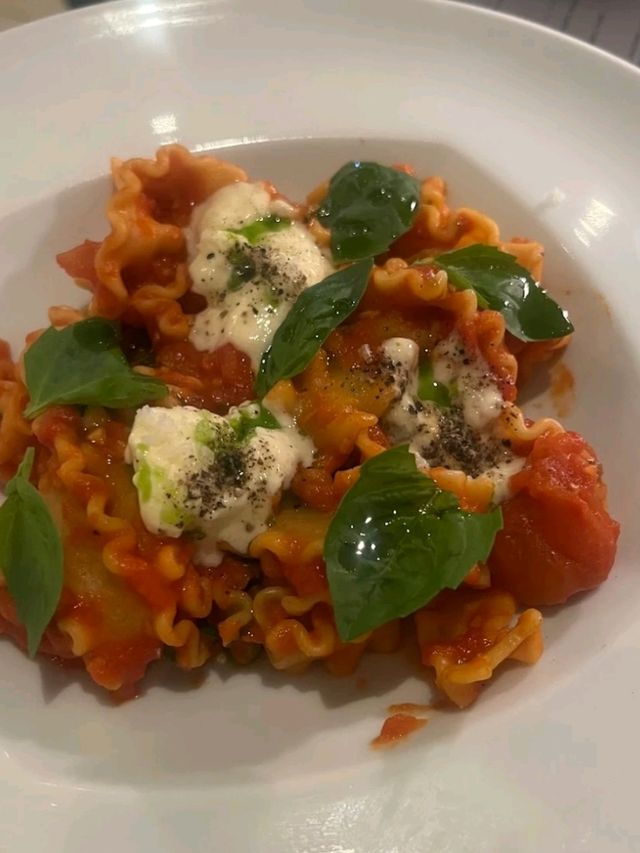 CAFÉ WITH GOOD BREAKFAST SANDWICHES AND COFFEE.