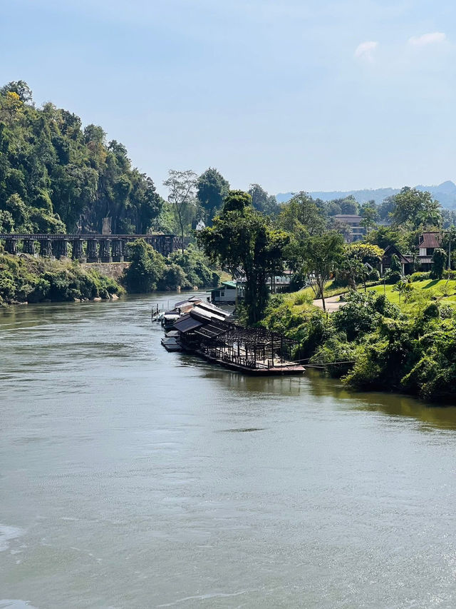 นั่งรถไฟเที่ยวเส้นทางรถไฟสายมรณะ จ.กาญจนบุรี นั่งรถไฟเที่ยวเส้นทางรถไฟสายมรณะ จ.กาญจนบุรี
