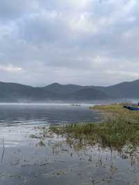 瀘沽湖晨霧|霧裡的湖光與水性楊花